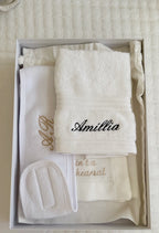 Set of white linens embroidered in a box